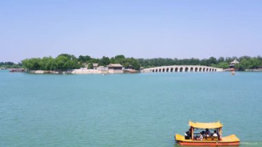 Kunming Gölü, Yaz Sarayı, Çin. Yazın Pekin 'deki Kunming Gölü, Pekin' deki ünlü Yaz Sarayı 'nın 17 delikli köprüsü..