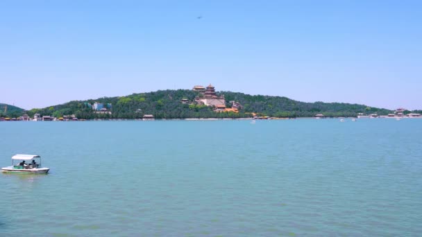 在中国北京颐和园昆明湖上的游轮 昆明湖在夏天 — 图库视频影像
