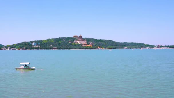 北京の昆明湖 頤和園 中国のクルーズ船夏には 北京の頤和園の昆明湖は距離で有名な頤和園の17ホール橋です — ストック動画