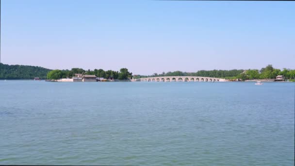 北京の昆明湖 頤和園 中国のクルーズ船夏には 北京の頤和園の昆明湖は距離で有名な頤和園の17ホール橋です — ストック動画