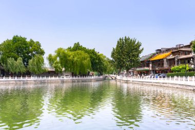 Shichahai, Pekin, Çin 'de gümüş külçeli köprü. Güzel Shichahai gölü ışıl ışıl