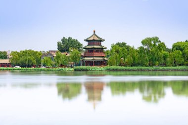 Shichahai Gölü yakınlarındaki Wanghai Kulesi, Pekin, Çin. Güzel Shichahai ve ışıldayan göl