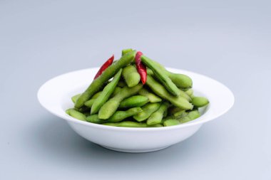 Katı renkli geleneksel Çin lezzeti, tuzlu suda haşlanmış soya fasulyesi. Çin geleneksel yemeği haşlanmış soya fasulyesi..