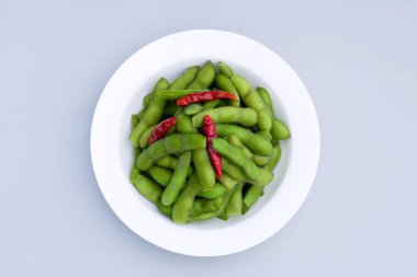 Katı renkli geleneksel Çin lezzeti, tuzlu suda haşlanmış soya fasulyesi. Çin geleneksel yemeği haşlanmış soya fasulyesi..