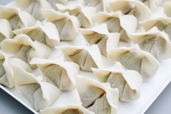 Традиционная Китайская Еда Вонтон Помещается Белом Фоне — стоковое фото
