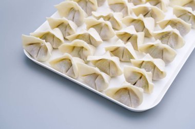 Geleneksel Çin yemeği wontonu beyaz bir tabağa konur. Lezzetli Wonton tabakta.