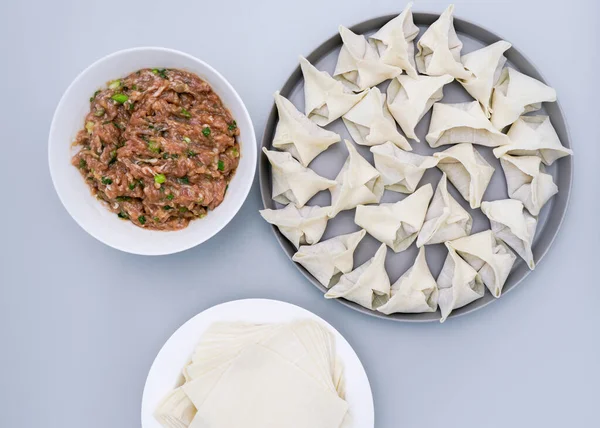 伝統的な中国料理のワンタンは 灰色のプレートに配置されます — ストック写真