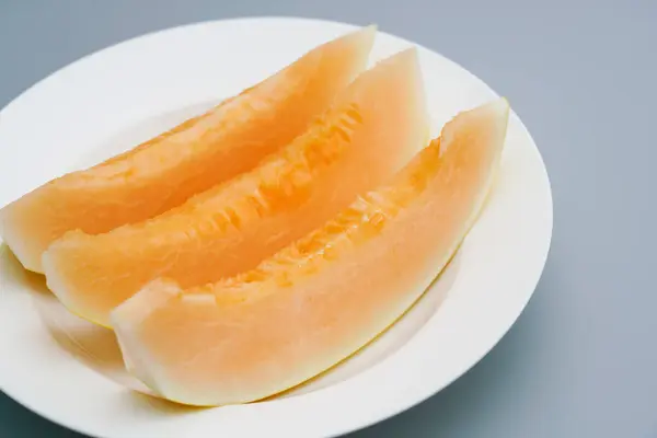 Une Assiette Melon Hami Xinjiang Sur Une Assiette Blanche Melon — Photo