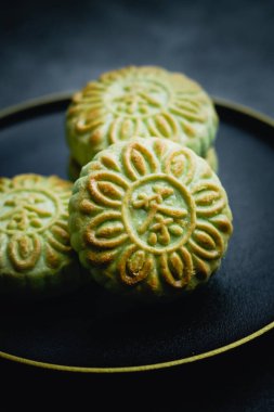 Lezzetli Çin geleneksel hamur işi yeşil çay. Bir tabak Çin Dim Sum yeşil çay keki. Dim sum üzerine Çince karakter çevirisi: Çay