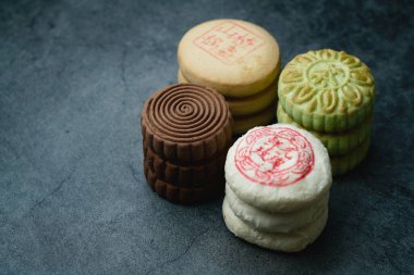 Koyu arkaplanda lezzetli geleneksel Çin pastası. Pastanın Çince çevirisi: çiçekli gül keki, Hawthorn keki, yeşil çay çıtır çıtır