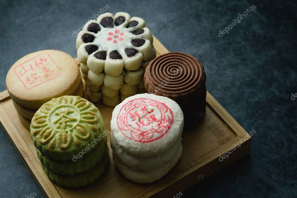 Deliciosa pastelería tradicional china sobre un fondo oscuro. Traducir