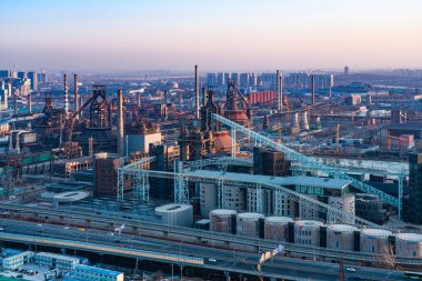 Pekin Shijingshan Bölgesi, gün batımında Shougang Endüstri Parkı 'na bakıyor. Dağın tepesinde duruyor, Pekin Shougang Parkı' nı dört gözle bekliyor.