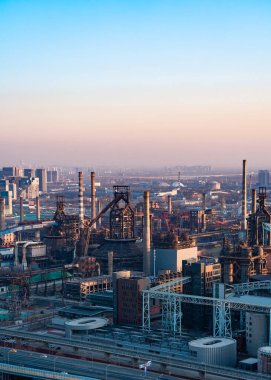 Pekin Shijingshan Bölgesi, gün batımında Shougang Endüstri Parkı 'na bakıyor. Dağın tepesinde duruyor, Pekin Shougang Parkı' nı dört gözle bekliyor.