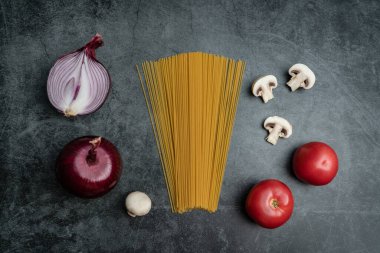 Lezzetli mantar spagettisi gri beton zemine konur ve İtalyan yemeği gri beton zemine konur.