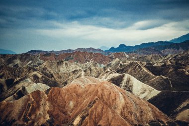 Zhangye Danxia Ulusal Jeolojik Parkı. Zhangye City, Gansu Eyaleti, Çin 'de renkli Danxia Geopark. Güzel ve renkli Danxia şekilleri. 