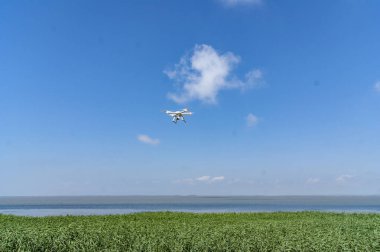 drone gökyüzünde bir alan üzerinde uçar