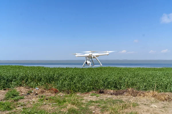 drone denize yakın arazi üzerinde uçar