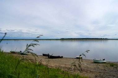 sakin bir nehir kıyısında tekneler