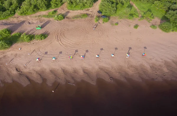Порожній Піщаний Пляж Парасольками Брудною Водою — стокове фото
