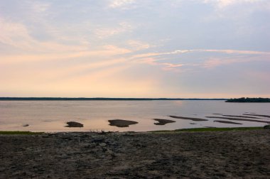 Akşam gökyüzünde pembe bulutlar