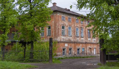 ağaçlar arasında eski ev