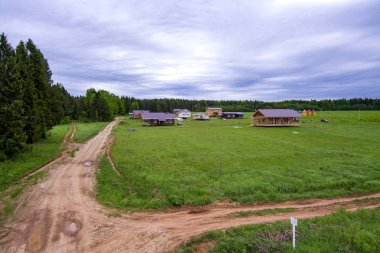 ormana yakın bir alanda yeni bir köy inşaatı
