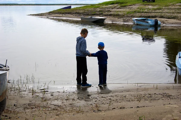 Dos Chicos Están Caminando Orilla — Foto de Stock