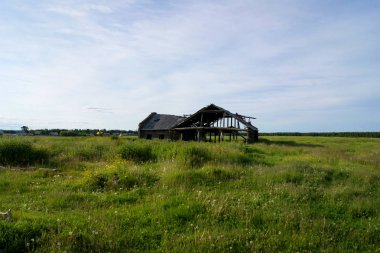 köyün kenarında eski terk edilmiş çiftlik