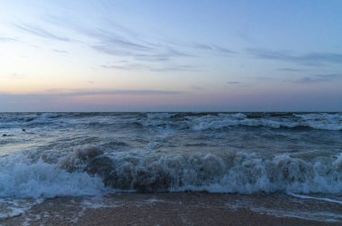 akşam denizde fırtına