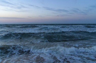 akşam denizde fırtına