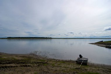 sakin bir nehir kıyısında tekne