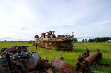 eski terk edilmiş gemi hurda metal yakınında karada duruyor