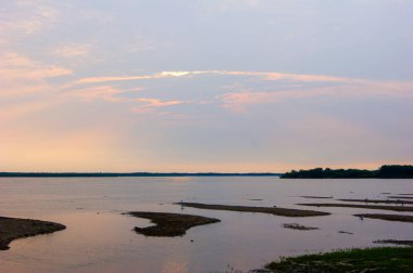 Akşam gökyüzünde pembe bulutlar