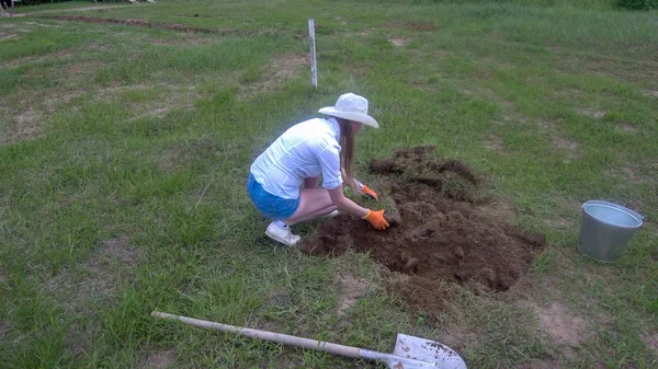 Menina Trabalha Com Terra País — Fotografia de Stock