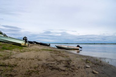 sakin bir nehir kıyısında tekneler