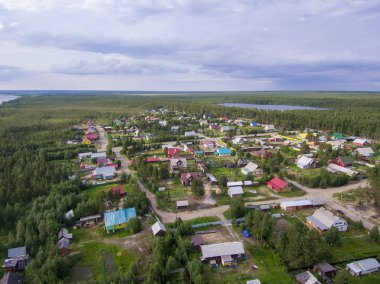 bulutlu bir günde köyün drone görünümü
