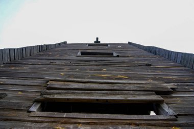 Eski ahşap terk edilmiş kule aşağıdan yukarıya