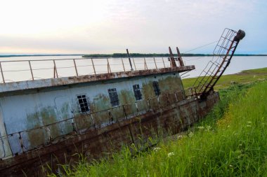köyde eski terk edilmiş nehir iskelesi