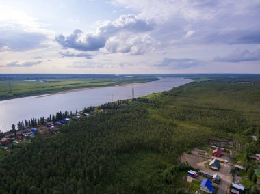 nehre, ormana ve köye drone görünümü