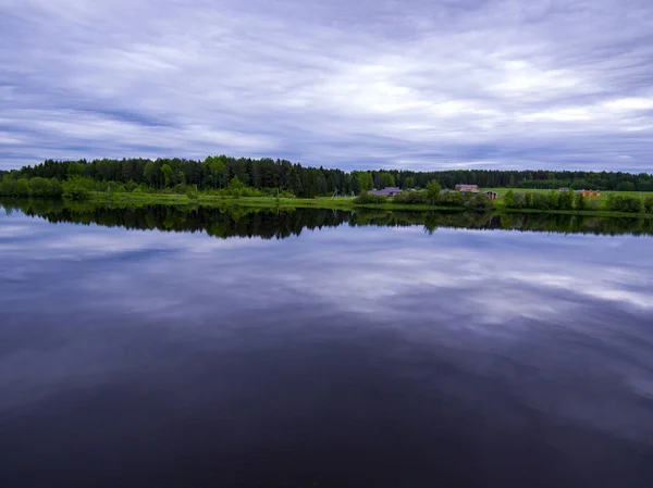 Dorp Aan Oever Van Een Kalme Vijver — Stockfoto