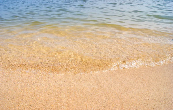 Волна Песчаном Берегу Стоковое Фото