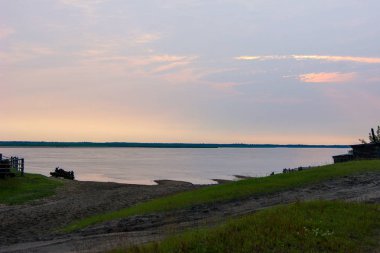 köyün üzerinde akşam gökyüzünde pembe bulutlar