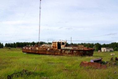 eski terk edilmiş gemi hurda metal yakınında karada duruyor