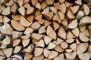 yığılmış ahşap bir duvar