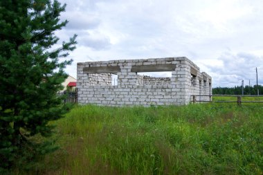 beyaz terk edilmiş blokhouse köpük beton bloklardan yapılmış