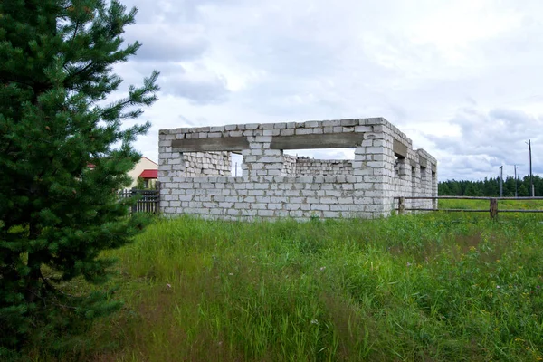 beyaz terk edilmiş blokhouse köpük beton bloklardan yapılmış