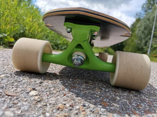 Longboard Primer Plano Sobre Asfalto —  Fotos de Stock