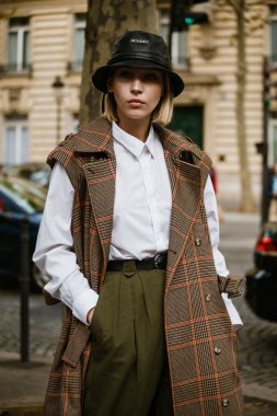 PARIS, FRANCE - 28 Eylül 2019: Paris Moda Haftası / Yaz 2020 'deki ALTUZARRA defilesinden sonra konuk