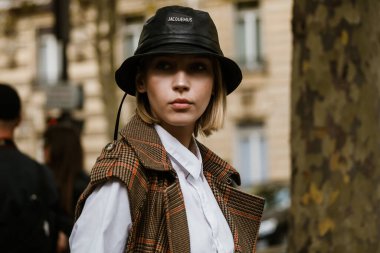 PARIS, FRANCE - 28 Eylül 2019: Paris Moda Haftası / Yaz 2020 'deki ALTUZARRA defilesinden sonra konuk