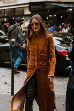PARIS, FRANCE - 28 EYLÜL 2019: Olivia Palermo ALTUZARRA defilesinden sonra Paris Moda Haftası / Yaz 2020